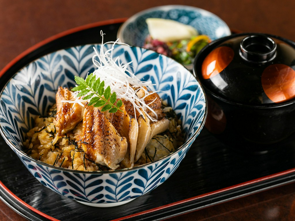 活きた穴子を店でさばき、ふっくらと煮てから強火で少し焼くことで、香ばしく仕上げた『穴子飯』