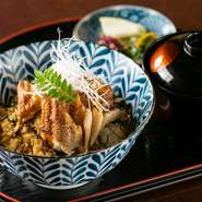 テイクアウトでも大人気という穴子飯。白米に穴子のタレをまぜて、その上に柔らかく香ばしい穴子をたっぷり乗せているので、食べ応えがあります。穴子はカットしてあるので、食べやすいのも魅力です。