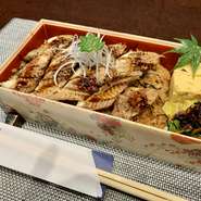 活きた穴子をふっくらと炊き上げ、最後にタレ焼きで焼き目をつけました。当店の人気弁当です！