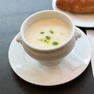 旬のお野菜を使った季節代わりのスープです。
※写真は一例です。