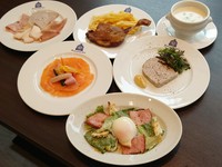 プリフィックスタイプだから好きなものだけ食べれちゃう！
天然酵母パンがおかわりし放題でこのお値段！

