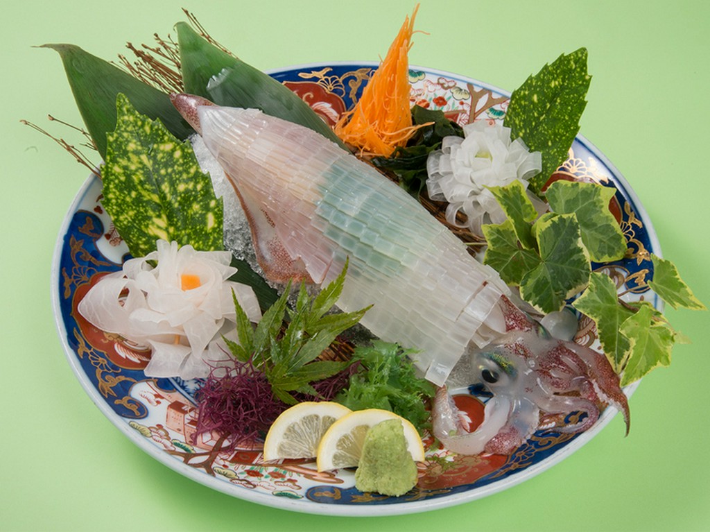 とれたて新鮮な活け造りならではの歯応えと、自然な甘味がやみつきに! 『イカ活造り』