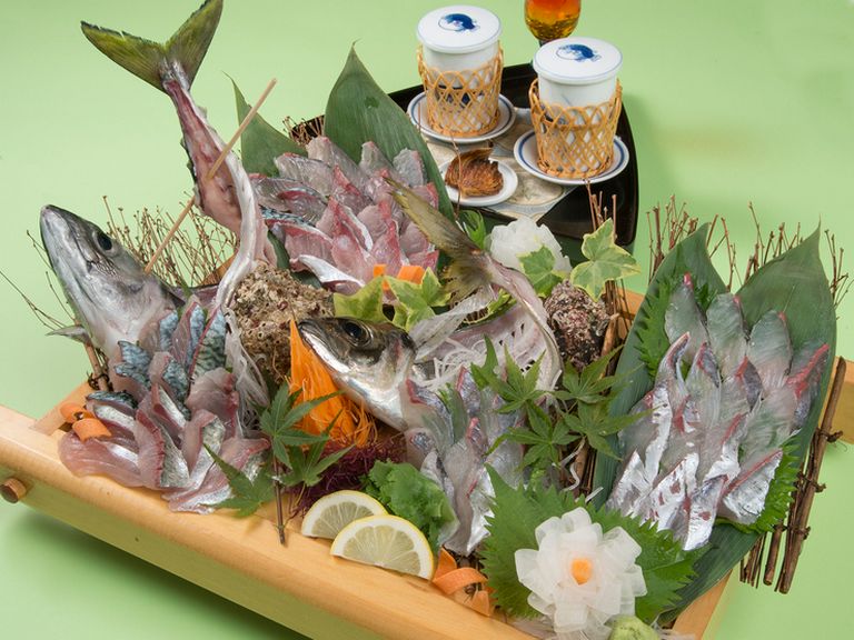 伊勢海老が登場することも!? 好みや予算に応じて提案してくれる『お刺身盛り合わせ』