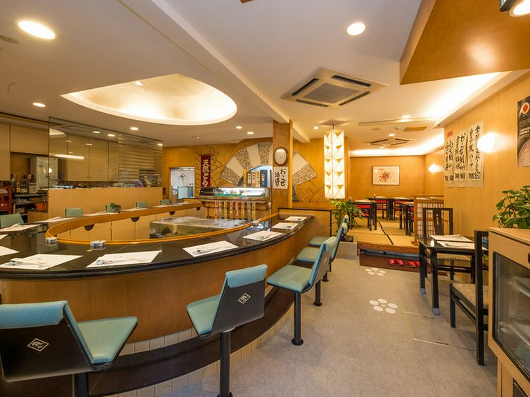 生簀をぐるりと囲んだ半円形のカウンター席も