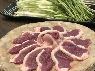 バリエーション豊富な料理を囲んで盛り上がる歓送迎会