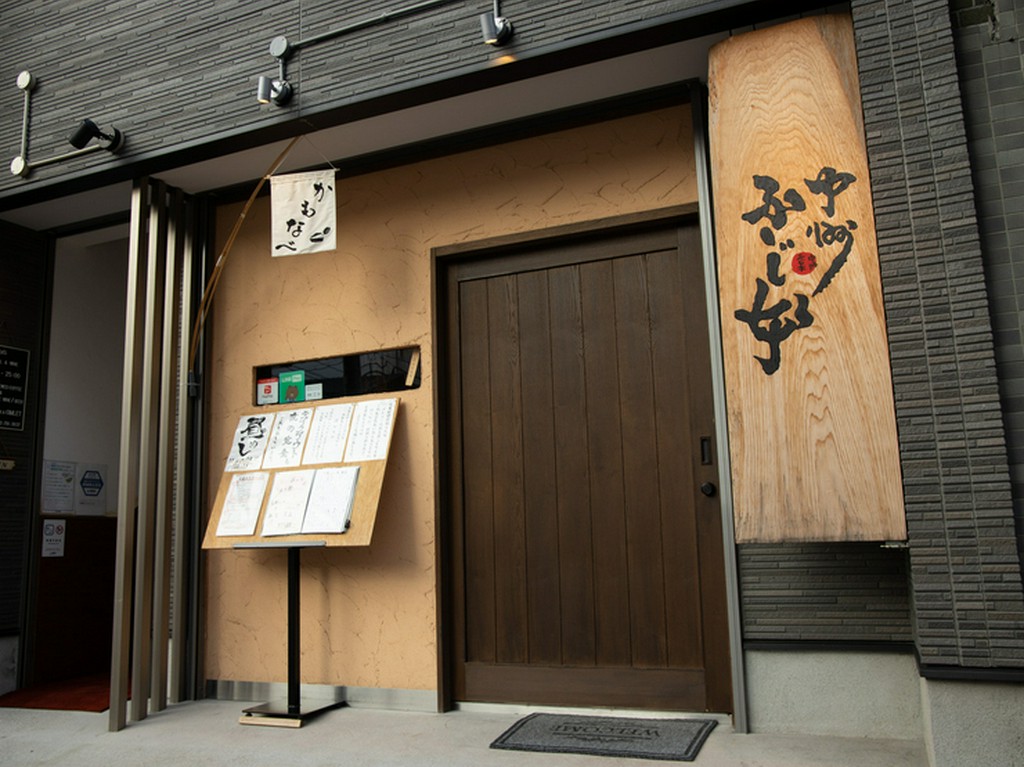 地下鉄七隈線渡辺通駅から歩いてすぐ。ウッディな外観が目印です