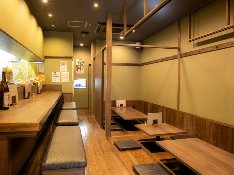 板張りの店内はカウンターとテーブル席で構成され、30人まで収容