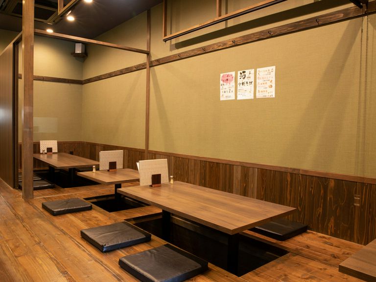 テーブル席はすべて脚が楽な堀りごたつ式