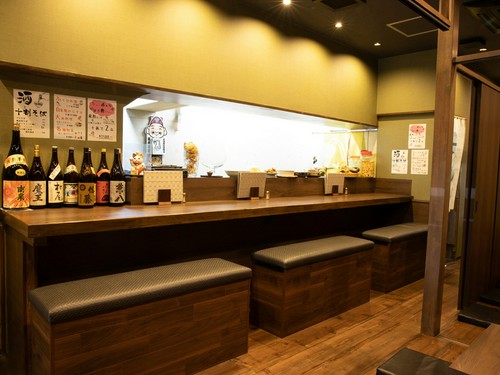 仕事帰りに気軽に一杯楽しめるカウンター席