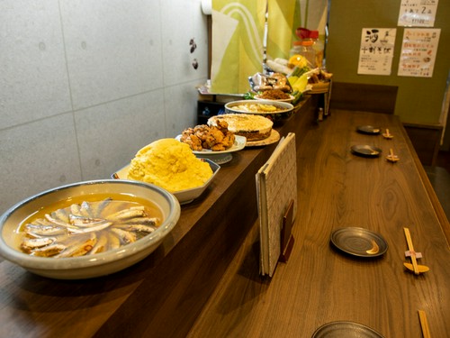 季節感あふれる大皿料理がズラリ。見て注文する楽しみも