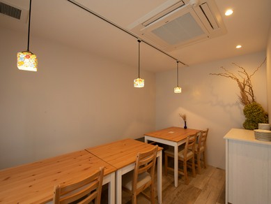 バリエーション豊富な料理を囲んで盛り上がる歓送迎会