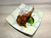 生後12ヶ月未満の仔羊の骨付きロース肉をジューシーに焼き上げました。