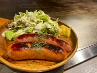 肉汁たっぷりのスモークした2種類のソーセージです。