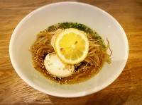 レモン香るさっぱりとした味わい
最後はバターを溶かして濃厚なスープもお楽しみください。