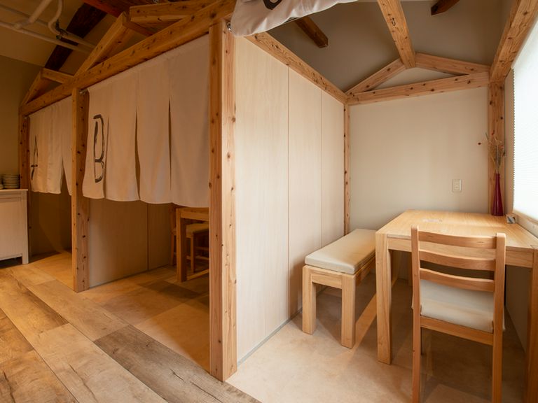 2Fの個室。清潔感あふれる個室は女子に人気