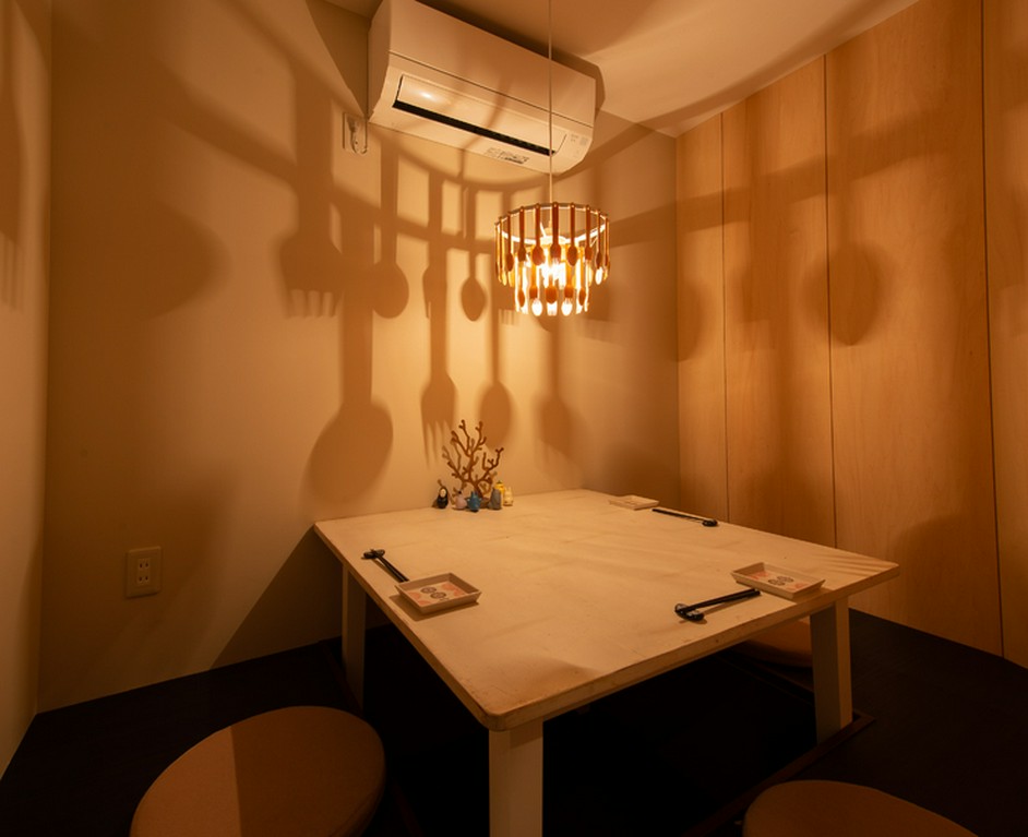 １F の個室。5名までOK。家族連れや女子会にも