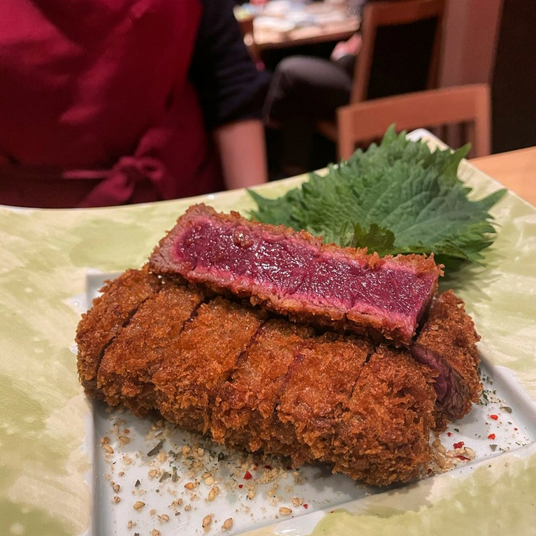 サクッとした衣と中のレアの食感が楽しい『桜生ヒレカツ』