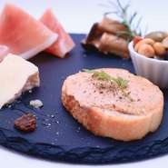 新鮮食材を使用し、その日のオススメをバランスよく盛り合わせました。目でも舌でも楽しめる一皿は、訪れる度にオーダーしたくなるおいしさ。お気に入りの一品に出合ったら、シェフにリクエストすることも可能です。