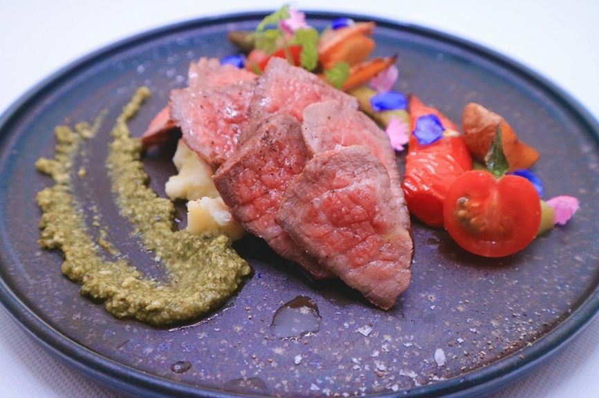 ステーキと煮込み料理を同時に味わえる『A4ランクの黒毛和牛グリエ』