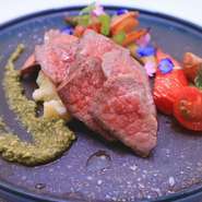 ストレスフリーの環境で育った牛肉を低温調理し、表面をサッと焼き上げました。外はこんがり、中はやわらかジューシーで、肉本来の旨みが楽しめます。サイドの野菜はバターライスに変更でき、満足度の高い一品です。