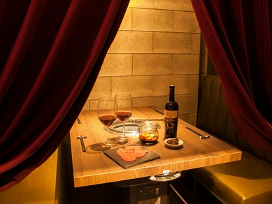 カーテン半個室で落ち着いた雰囲気を