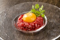 味わいと食感がベストマッチ。生肉メニュー人気NO．1『極上ユッケ』