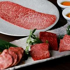 鮮度と品質にこだわり、その時季においしい肉を厳選して仕入れ