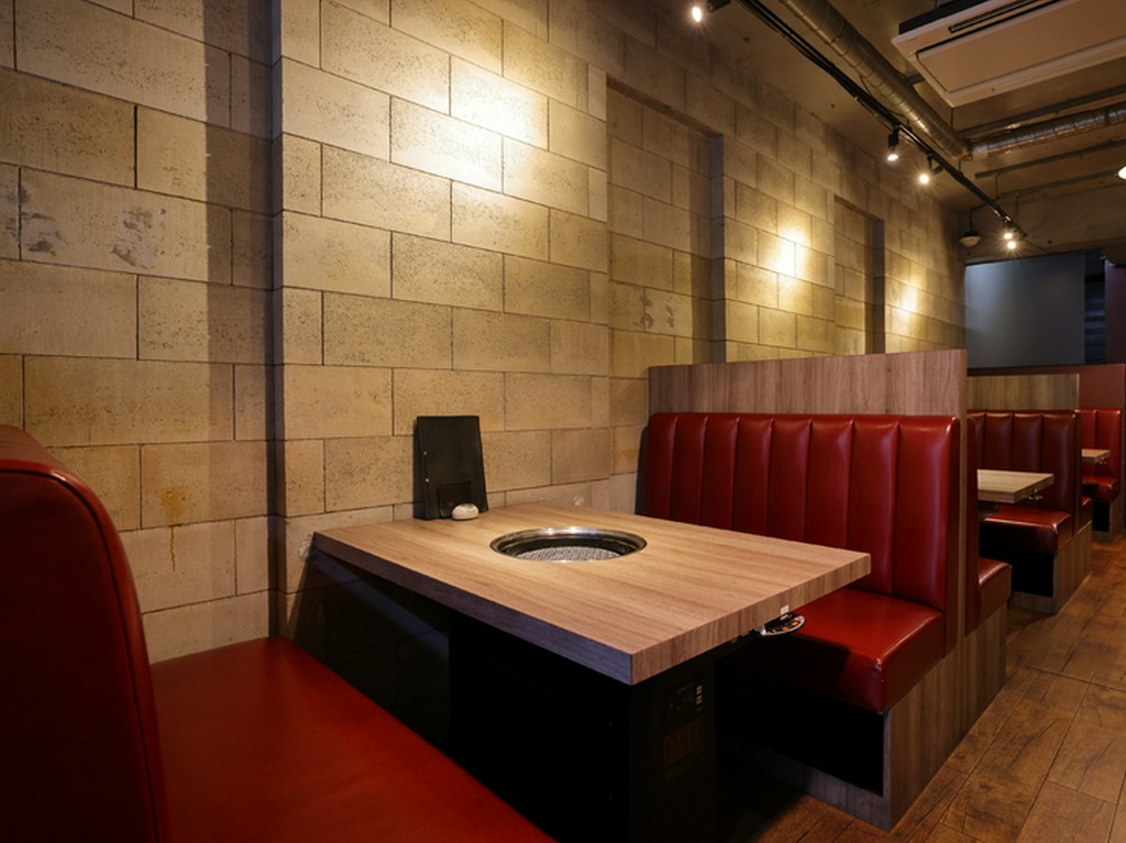 1階のオープン席は、落ち着いた雰囲気漂うスタイリッシュな空間