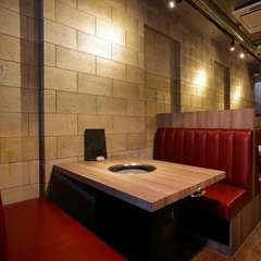 1階のオープン席は、落ち着いた雰囲気漂うスタイリッシュな空間