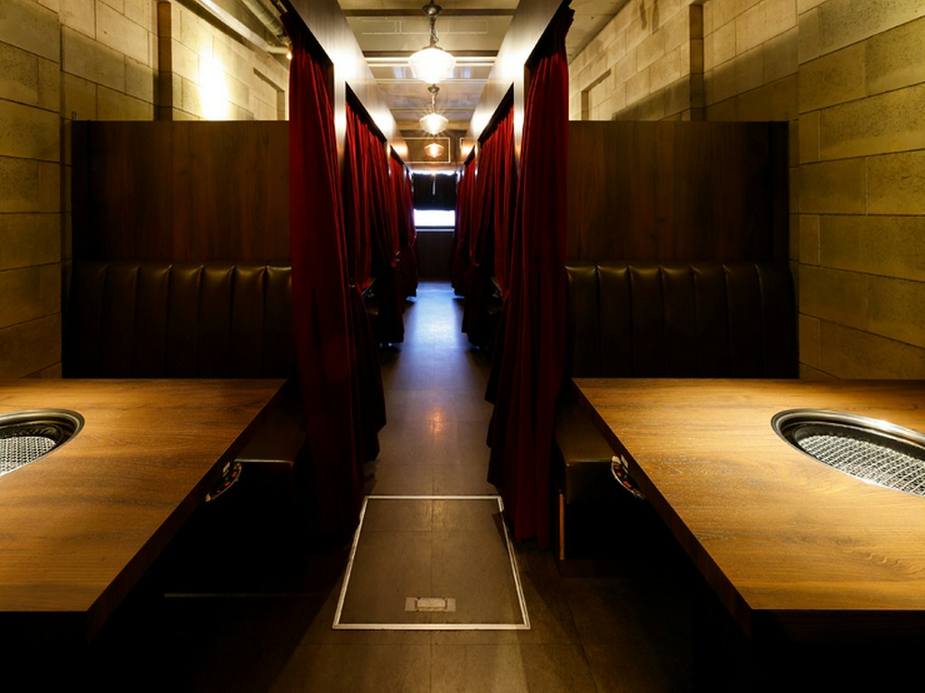 2階は全席がカーテンで仕切られた、個室感覚のテーブル席