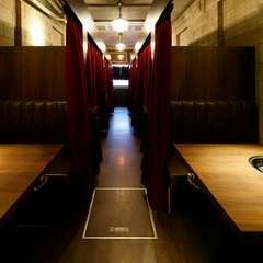 2階は全席がカーテンで仕切られた、個室感覚のテーブル席