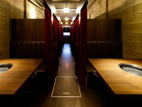 2階は全席がカーテンで仕切られた、個室感覚のテーブル席