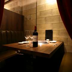 ボルドー色の重厚感あるカーテンが、贅沢な空間を演出