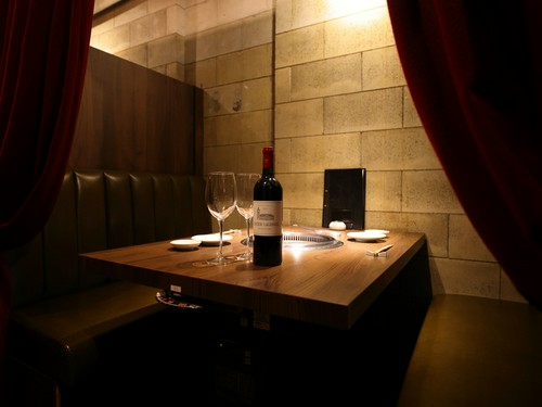 ボルドー色の重厚感あるカーテンが、贅沢な空間を演出