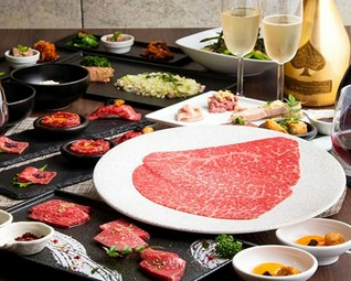 大人気の黒毛和牛の刺し盛り合わせ(握り・たたき・ユッケ)や赤身の焼きしゃぶ等…全11品