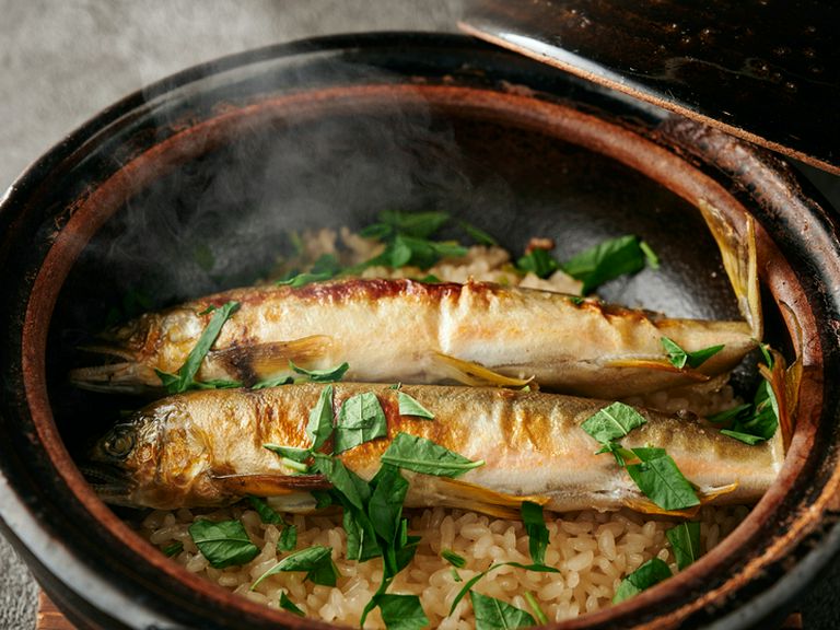 旬の食材の魅力を最大限に引き出す『季節の炊き込みご飯 2人前』