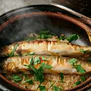 春夏秋冬の海と山の幸の味を最大限に活かしてつくる炊き込みご飯です。血合いを抜いた鮪節と鰹節をだしに使用することで、癖がなく奥深い味わいを実現。主役となる旬の食材を引き立てるご飯に仕上げています。