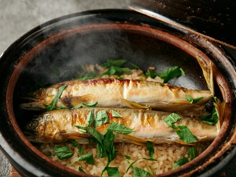 旬の食材の魅力を最大限に引き出す『季節の炊き込みご飯　2人前』