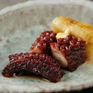 神奈川県産の活真蛸を仕入れ、新鮮なうちにさばいて手間を惜しまず下処理をするため柔らかく、しっかりとだしが効いていて、噛めば噛むほど味が出ます。日本酒のお供にぴったりな逸品です。