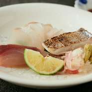 その日のオススメの鮮魚5、6種の盛り合わせ。季節によって鱧や太刀魚、サンマ、フグなど多彩な海の幸が楽しめます。醤油や梅肉など、松尾氏がオススメする一番おいしい味わい方でどうぞ。