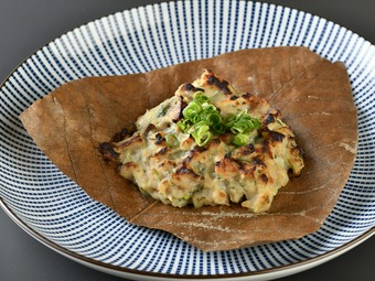 芳ばしい香りにお酒も進む『あじなめろうの朴葉焼き』