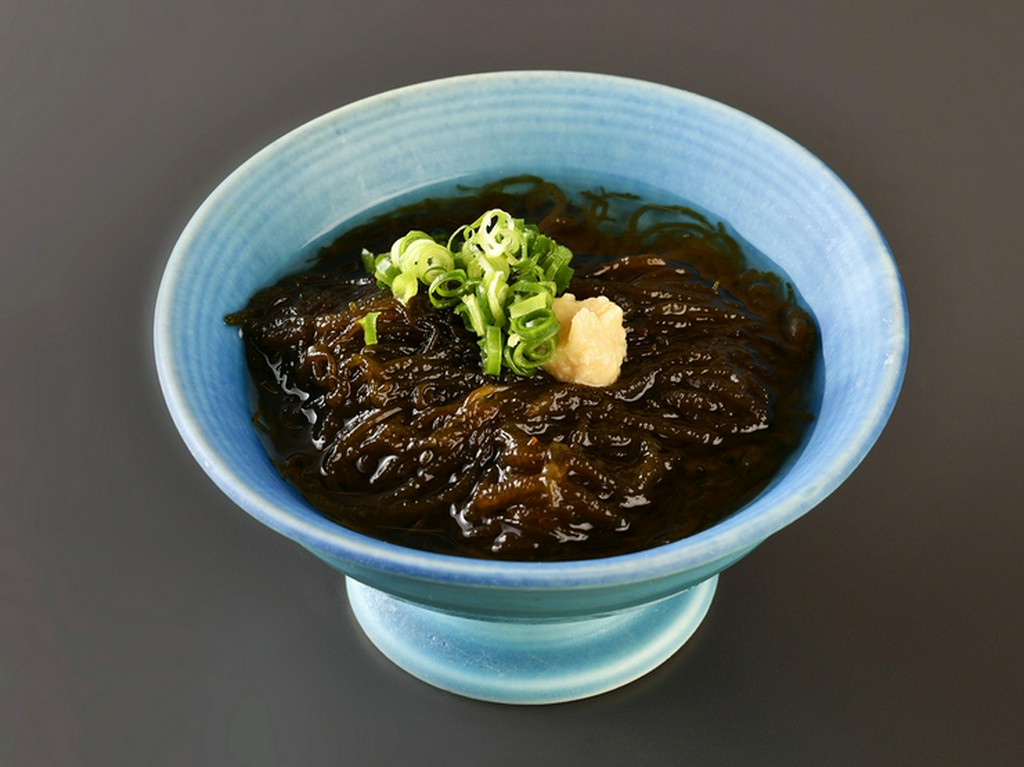 さっぱりとした味付けで、お口直しにもピッタリな『もずく酢』