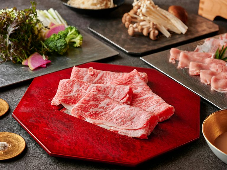 きめ細かく色味も美しいサシが入った松阪牛