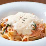 カニの味わいを楽しむ『ズワイガニのトマトクリームソース カプチーノ仕立て』