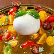 トロけるモッツァレラブラータとカラフルチェリートマトのカプレーゼ