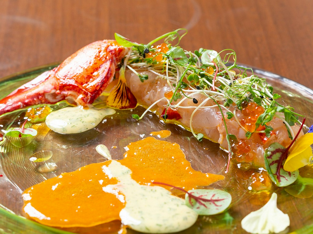 プリプリの身と濃厚なソースの相性が抜群『オマールエビとホタテのタルタル』