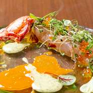 プリプリの身と濃厚なソースの相性が抜群『オマールエビとホタテのタルタル』