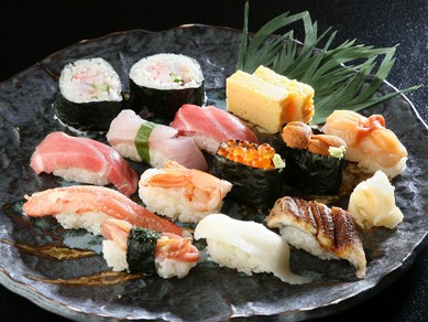 本鮪とインド鮪の食べ比べが楽しめる『特上すし』。熟練の技を注いだ、店渾身の一品