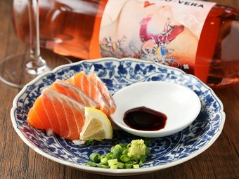 まずはコレ！　こだわりの鮮魚をびっくり価格で堪能できる『本日の100円刺し』