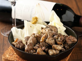 旨みと歯ごたえたっぷり！　炭火で豪快に焼き上げた『愛知県産　岡崎おうはん　鶏の黒焼き（中）』